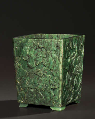 A SPINACH-GREEN JADE SQUARE BRUSH POT - фото 1