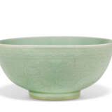 A LARGE MOLDED AND INCISED CELADON-GLAZED BOWL - Foto 1