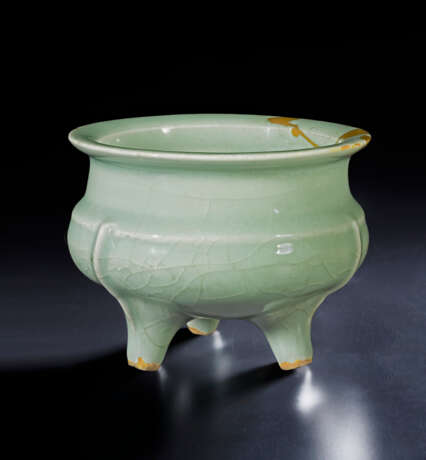 A LONGQUAN CELADON TRIPOD CENSER - фото 1