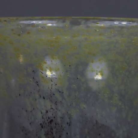 Ikora-Vase- WMF Geislingen, 1930er Jahre, Dekortechnik von Karl Wiedmann, dickwandiges Klarglas, Zwischenschichtdekor mit Pulver- und Oxideinschmelzungen in Rotbraun und Gelb, ausgekugelter Bodenabriss, H: ca.24,5cm - photo 4