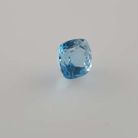 Loser Topas -9,25 ct., blau, im Kissenschliff, Maße: 11 x 11 x 8,8 mm, transparent, behandelt, in Acrylglasbox versiegelt, Zertifikat LGEML Gemological Laboratory /Joure/Niederlande) Nr. 170560330 - photo 2