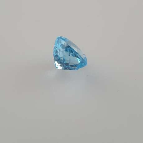 Loser Topas -9,25 ct., blau, im Kissenschliff, Maße: 11 x 11 x 8,8 mm, transparent, behandelt, in Acrylglasbox versiegelt, Zertifikat LGEML Gemological Laboratory /Joure/Niederlande) Nr. 170560330 - фото 3