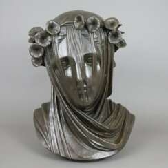 Monti, Raffaele (1818-1881, nach) -"Die verhüllte Vestalin", Bronzefigur nach dem Original in Marmor von 1847, rückseitig signiert "A.Fillia" und nummeriert A7493, ca.44x35x30cm, Gewicht ca.7,5kg, min. Gebrauchsspuren