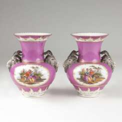 Paar Berliner Vasen mit Watteau-Szenen vor Purpurfond