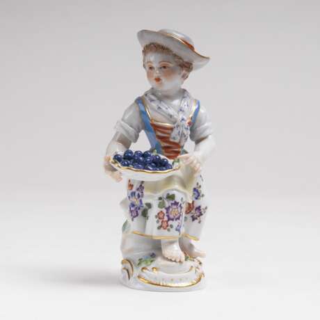 Porzellan-Figur 'Gärtnerkind mit Pflaumenkorb'. Kaendler Johann Joachim - photo 1