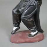 Chinesischer Boxer- Figur aus Biskuitporzellan, polychrom staffiert, Boxer in Kampfpose auf einer gekantet ovalen Plinthe stehend, im Boden signiert, H.ca.19,5 cm, China - фото 5