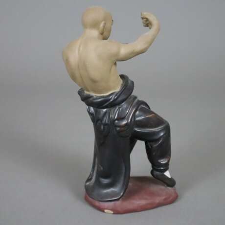 Chinesischer Boxer- Figur aus Biskuitporzellan, polychrom staffiert, Boxer in Kampfpose auf einer gekantet ovalen Plinthe stehend, im Boden signiert, H.ca.19,5 cm, China - photo 6