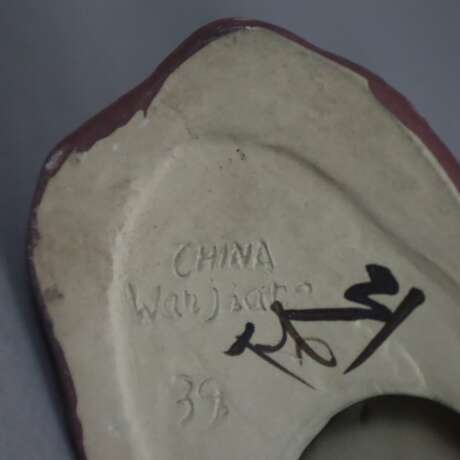Chinesischer Boxer- Figur aus Biskuitporzellan, polychrom staffiert, Boxer in Kampfpose auf einer gekantet ovalen Plinthe stehend, im Boden signiert, H.ca.19,5 cm, China - фото 8