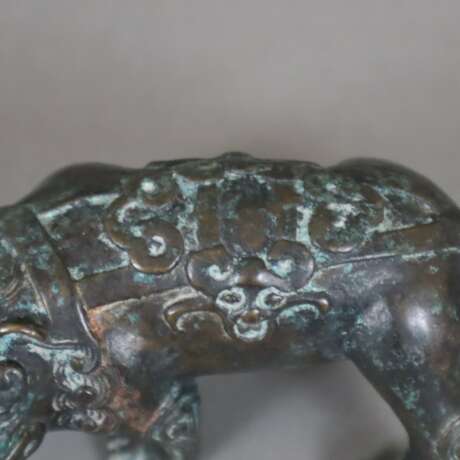 Bronzefigurine eines Fo-Hundes - фото 4