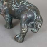 Bronzefigurine eines Fo-Hundes - фото 5