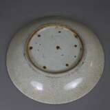 Schale -China, ausgehende Qing-Dynastie, runde Form mit gräulicher Krakelee-Glasur überzogen im Stil der Guan-Keramiken, brandbedingte leichte Glasurfehler, Dm.ca.26cm - Foto 4