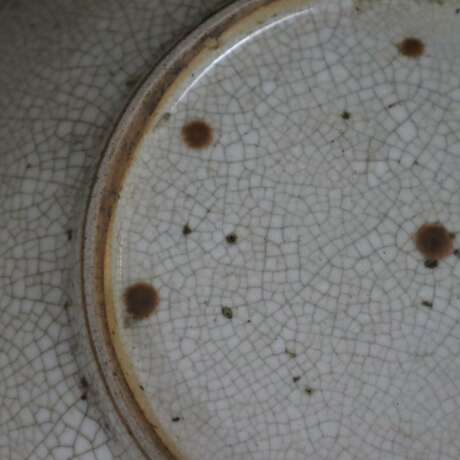 Schale -China, ausgehende Qing-Dynastie, runde Form mit gräulicher Krakelee-Glasur überzogen im Stil der Guan-Keramiken, brandbedingte leichte Glasurfehler, Dm.ca.26cm - фото 5
