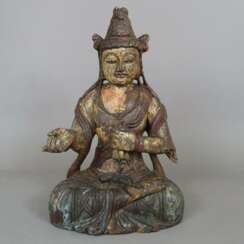 Guanyin-Figur-- geschnitzte Holzskulptur einer in ardha padmasana sitzenden Guanyin, mit Resten der farbigen Fassung, im Kopfschmuck ist Buddha Amitabha dargestellt, Abrieb, leichte Substanzverluste, Rissbildung, H. ca.40 cm, China