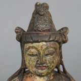 Guanyin-Figur-- geschnitzte Holzskulptur einer in ardha padmasana sitzenden Guanyin, mit Resten der farbigen Fassung, im Kopfschmuck ist Buddha Amitabha dargestellt, Abrieb, leichte Substanzverluste, Rissbildung, H. ca.40 cm, China - Foto 3