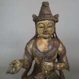 Guanyin-Figur-- geschnitzte Holzskulptur einer in ardha padmasana sitzenden Guanyin, mit Resten der farbigen Fassung, im Kopfschmuck ist Buddha Amitabha dargestellt, Abrieb, leichte Substanzverluste, Rissbildung, H. ca.40 cm, China - Foto 5