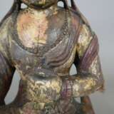 Guanyin-Figur-- geschnitzte Holzskulptur einer in ardha padmasana sitzenden Guanyin, mit Resten der farbigen Fassung, im Kopfschmuck ist Buddha Amitabha dargestellt, Abrieb, leichte Substanzverluste, Rissbildung, H. ca.40 cm, China - Foto 6
