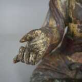 Guanyin-Figur-- geschnitzte Holzskulptur einer in ardha padmasana sitzenden Guanyin, mit Resten der farbigen Fassung, im Kopfschmuck ist Buddha Amitabha dargestellt, Abrieb, leichte Substanzverluste, Rissbildung, H. ca.40 cm, China - Foto 7