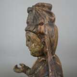 Guanyin-Figur-- geschnitzte Holzskulptur einer in ardha padmasana sitzenden Guanyin, mit Resten der farbigen Fassung, im Kopfschmuck ist Buddha Amitabha dargestellt, Abrieb, leichte Substanzverluste, Rissbildung, H. ca.40 cm, China - фото 9