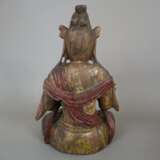 Guanyin-Figur-- geschnitzte Holzskulptur einer in ardha padmasana sitzenden Guanyin, mit Resten der farbigen Fassung, im Kopfschmuck ist Buddha Amitabha dargestellt, Abrieb, leichte Substanzverluste, Rissbildung, H. ca.40 cm, China - Foto 10