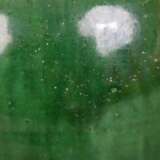 Henkelvase im Tangstil -ovaloider, nach oben sich weitender Gefäßkörper mit engem hohem Hals und Drachenkopfhenkeln, grüne Laufglasur mit sehr feinem farblosem Craquelé-Netz, das untere Drittel unglasiert, H.ca.34 cm, teils leichte Glasurfehler, China - Foto 8