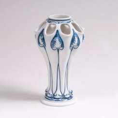 Seltene Jugendstil-Vase mit Blaumalerei. Groß Karl