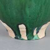 Henkelvase im Tangstil -ovaloider, nach oben sich weitender Gefäßkörper mit engem hohem Hals und Drachenkopfhenkeln, grüne Laufglasur mit sehr feinem farblosem Craquelé-Netz, das untere Drittel unglasiert, H.ca.34 cm, teils leichte Glasurfehler, China - photo 9