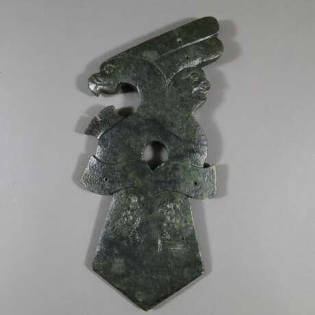 Großes Ritualbeil aus dunkelgrünem Nephrit - Foto 1