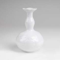 Vase mit Lotusrelief. Zepner Ludwig