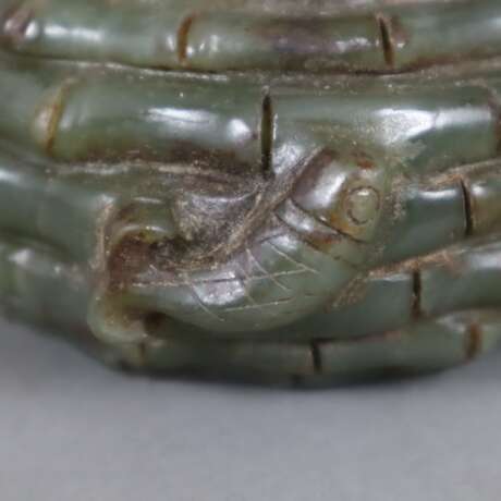 Jadeschale -China, grüne Jade mit braunen Zonen, naturalistische Schnitzarbeit in Korbform, seitlich zwei Fischmotive, H.ca.4,2 cm/Dm.ca.11cm, leichte Abnutzung, ca.441 g - фото 3