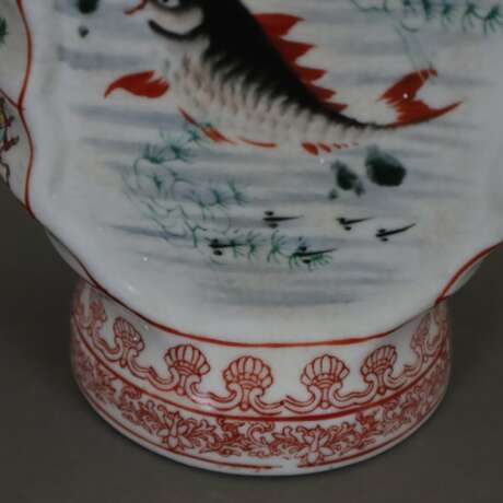 Porzellanvase mit Karpfen im Wasser - Foto 10