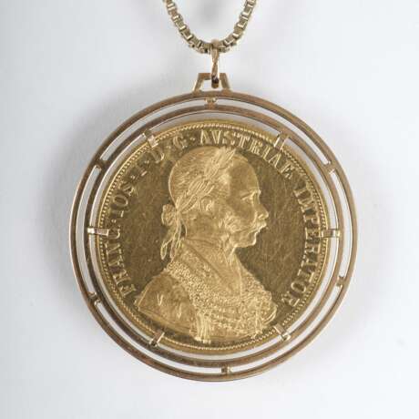 Vier-Dukaten-Goldmünze mit Bildnis des österreichischen Kaisers Franz Joseph I als Anhänger mit Kette - фото 1