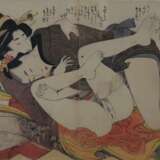 Kitagawa, Utamaro (1753-1806 japanischer Meister des klassischen japanischen Farbholzschnitts) -Blatt 2 aus dem "Kopfkissenbuch", Farboffsetdruck, Mittelfalz, ca.21x31cm, mit PP unter Glas gerahmt, Gesamtmaße ca.37,5x47cm - Foto 1