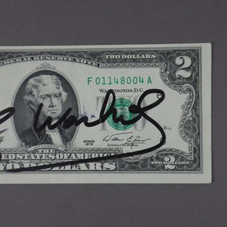 An autographed two-dollar bill depicting Thomas Jefferson, dated 1976, Union Point, ‚Andy Warhol‘ stamp on the verso, appr. 15,7 x 6,6 cm, in a acrylic photo frame appr. 20,2 x 15,1 cm, accompanied by a certificate - Foto 4