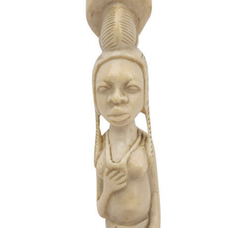 Skulptur einer knieenden Frau aus Elfenbein. AFRIKA, um 1920/30. - фото 2