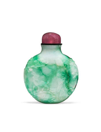 A CARVED EMERALD-GREEN AND WHITE JADEITE SNUFF BOTTLE - фото 1