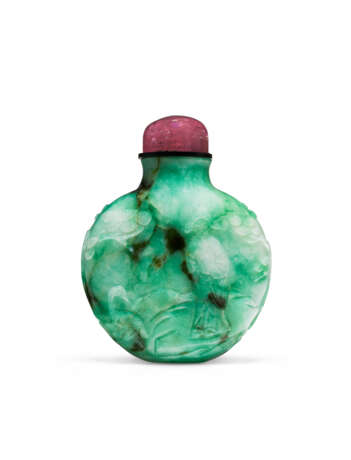 A CARVED EMERALD-GREEN AND WHITE JADEITE SNUFF BOTTLE - Foto 2