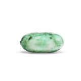 A CARVED EMERALD-GREEN AND WHITE JADEITE SNUFF BOTTLE - Foto 3