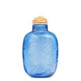 A CARVED PALE-BLUE GLASS SNUFF BOTTLE - фото 2
