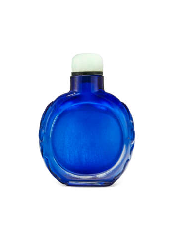A CARVED BLUE GLASS SNUFF BOTTLE - photo 2