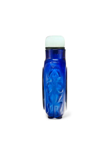 A CARVED BLUE GLASS SNUFF BOTTLE - photo 3