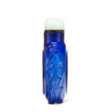 A CARVED BLUE GLASS SNUFF BOTTLE - Foto 4