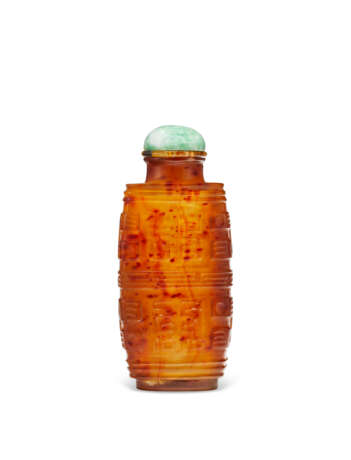A CARVED BROWN AND AMBER GLASS ARCHAISTIC SNUFF BOTTLE - фото 1