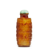 A CARVED BROWN AND AMBER GLASS ARCHAISTIC SNUFF BOTTLE - photo 2