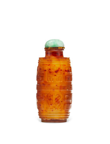 A CARVED BROWN AND AMBER GLASS ARCHAISTIC SNUFF BOTTLE - фото 2