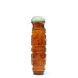 A CARVED BROWN AND AMBER GLASS ARCHAISTIC SNUFF BOTTLE - фото 4