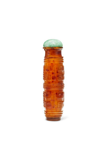 A CARVED BROWN AND AMBER GLASS ARCHAISTIC SNUFF BOTTLE - photo 4