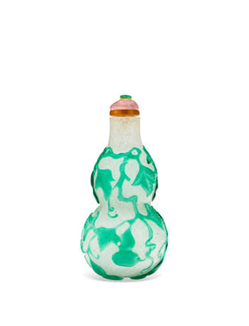 A GREEN-OVERLAY 'SNOWSTORM' GLASS DOUBLE-GOURD-SHAPED SNUFF BOTTLE - Foto 1