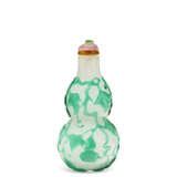 A GREEN-OVERLAY 'SNOWSTORM' GLASS DOUBLE-GOURD-SHAPED SNUFF BOTTLE - photo 1