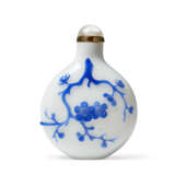 A BLUE-OVERLAY WHITE GLASS SNUFF BOTTLE - фото 2