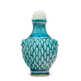 A TURQUOISE-GLAZED MOLDED PORCELAIN SNUFF BOTTLE - Foto 1